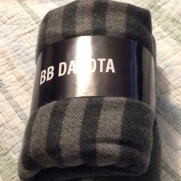 NWT BB Dakota Poncho - Picture 3 of 4